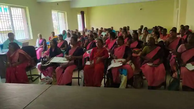 'बच्चों को पढ़ाएं या चुनाव कराएं?' SIR ड्यूटी पर शिक्षक संघ का सरकार से सवाल 'बच्चों को पढ़ाएं या चुनाव कराएं?' SIR ड्यूटी पर शिक्षक संघ का सरकार से सवाल