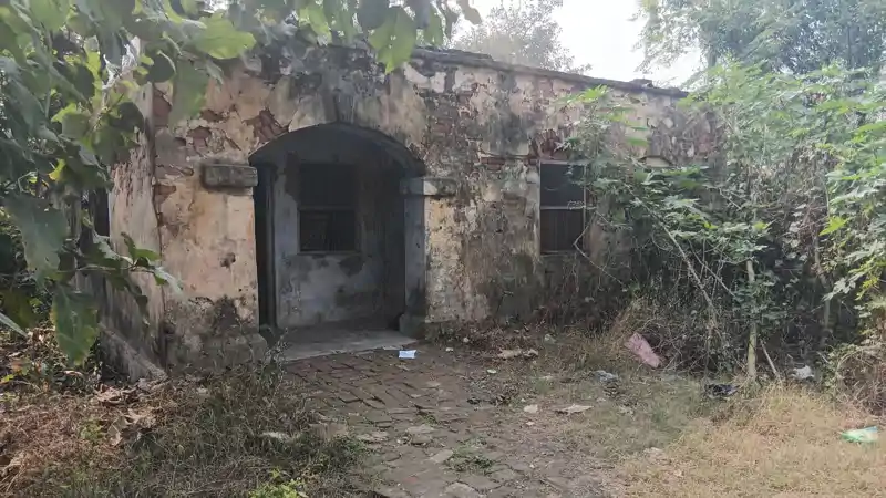 प्रशासनिक उदासिनता का नायाब नमूना, जर्जर भवन और सांप, बिच्छू के साए में रहते हैं इस थाने के कर्मी