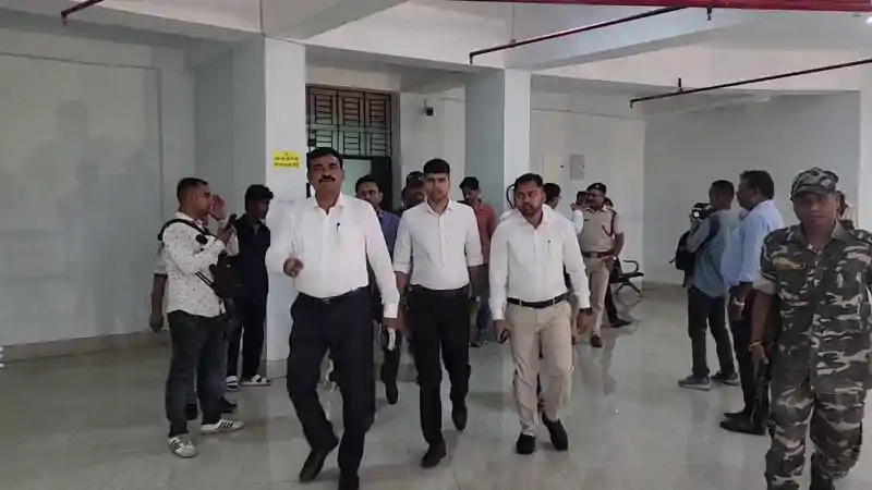 धनबाद : अब हर वोटर की होगी जांच, अपात्र नामों पर निर्वाचन आयोग की बड़ी कार्रवाई धनबाद : अब हर वोटर की होगी जांच, अपात्र नामों पर निर्वाचन आयोग की बड़ी कार्रवाई