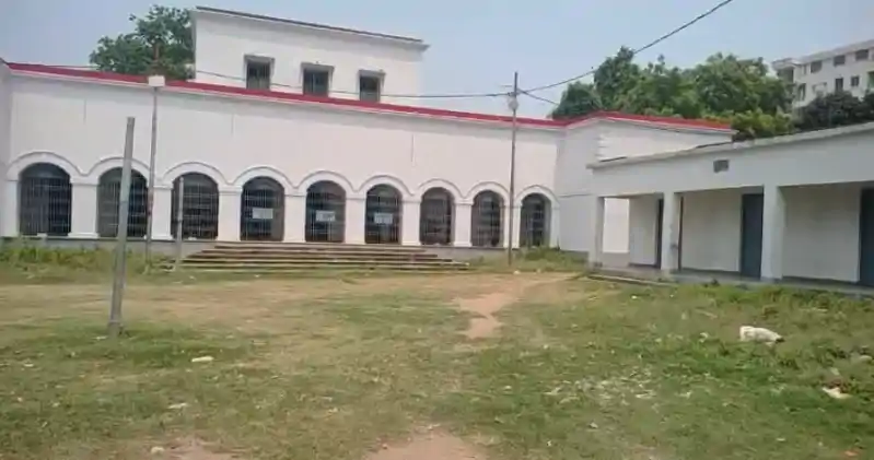 सौ साल पुराने स्कूल के मैदान में बनेगा पार्क या बच्चों का खेल मैदान रहेगा बरकरार? छिड़ा नया विवाद