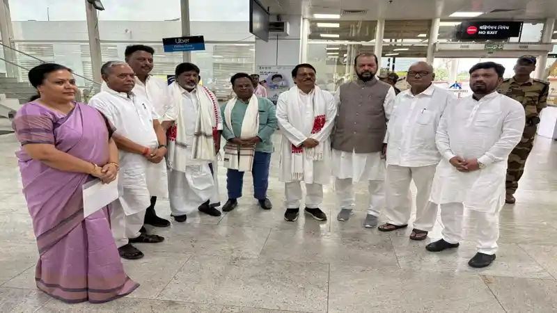 झारखंड दौरे पर पहुंचे कांग्रेस के वरिष्ठ नेता, कार्यकर्ताओं में उत्साह झारखंड दौरे पर पहुंचे कांग्रेस के वरिष्ठ नेता, कार्यकर्ताओं में उत्साह