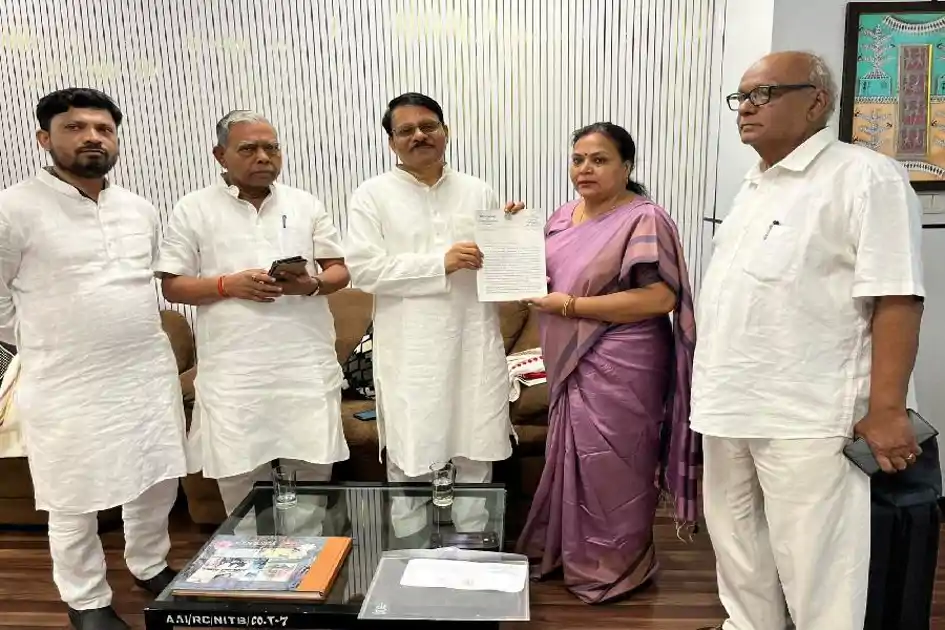 JTET 2026 में क्षेत्रीय और जनजातीय भाषाओं को शामिल करने की मांग तेज, मंत्री दीपिका पांडेय ने कांग्रेस प्रभारी को सौंपा प्रस्ताव