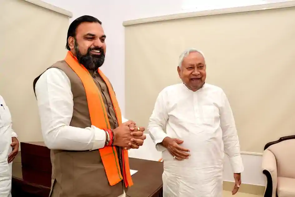  दिल्ली से पटना लौटे सीएम सम्राट चौधरी, एयरपोर्ट से सीधे पहुंचे नीतीश कुमार से मिलने, बिहार में सियासी हलचल तेज 