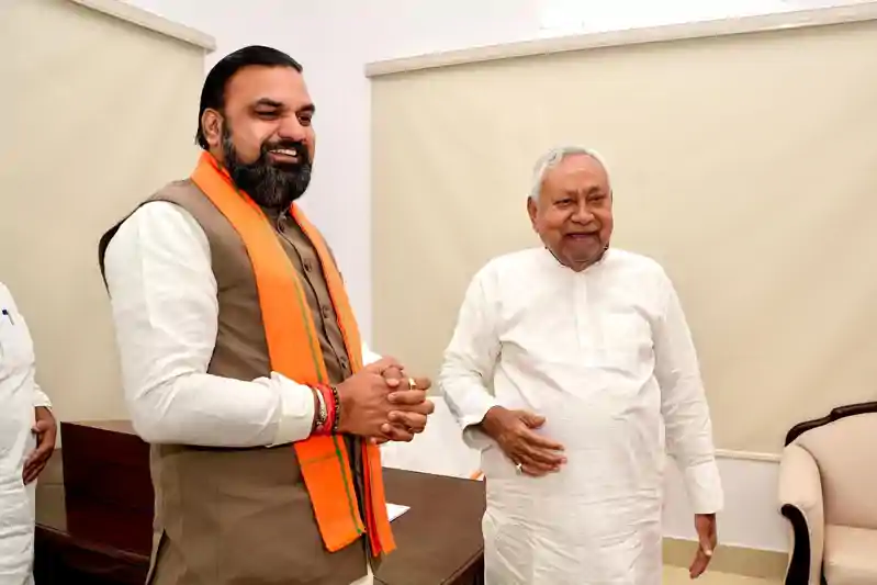 दिल्ली से पटना लौटे सीएम सम्राट चौधरी, एयरपोर्ट से सीधे पहुंचे नीतीश कुमार से मिलने, बिहार में सियासी हलचल तेज दिल्ली से पटना लौटे सीएम सम्राट चौधरी, एयरपोर्ट से सीधे पहुंचे नीतीश कुमार से मिलने, बिहार में सियासी हलचल तेज