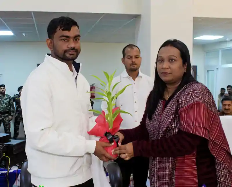 DMFT बैठक में शामिल हुये डुमरी विधायक जयराम महतो, विकास कार्यों में तेजी लाने पर दिया जोर DMFT बैठक में शामिल हुये डुमरी विधायक जयराम महतो, विकास कार्यों में तेजी लाने पर दिया जोर
