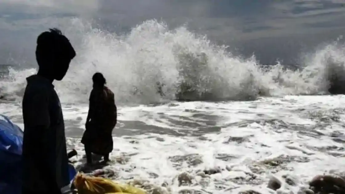 चक्रवात ‘मोंथा’ ने मचाया कोहराम, अगले 3 घंटे में इस स्थिति में पहुंचेगा चक्रवाती तूफान, रेड अलर्ट जारी