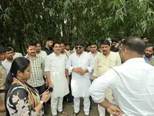 गोपालगंज में बाढ़ पीड़ितों के बीच पहुंची आरजेडी, कम्युनिटी किचन की संख्या बढ़ाने की मांग गोपालगंज में बाढ़ पीड़ितों के बीच पहुंची आरजेडी, कम्युनिटी किचन की संख्या बढ़ाने की मांग