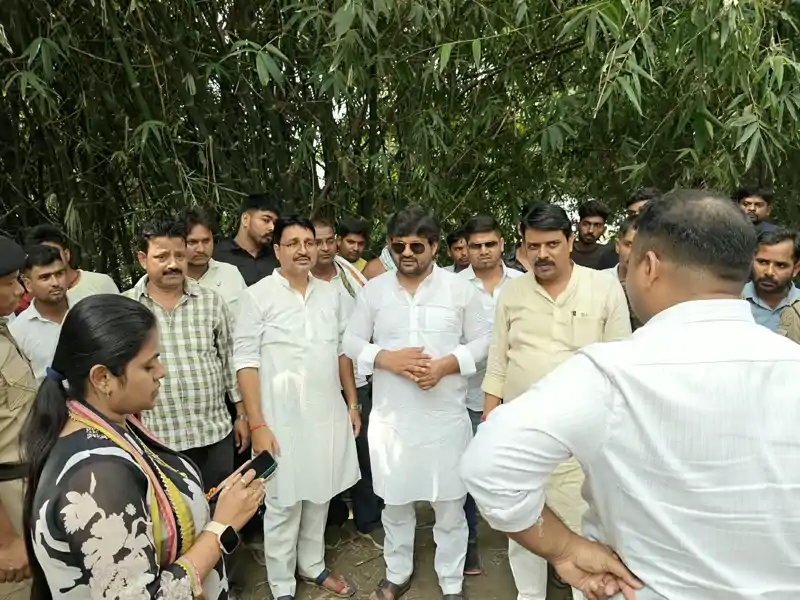 गोपालगंज में बाढ़ पीड़ितों के बीच पहुंची आरजेडी, कम्युनिटी किचन की संख्या बढ़ाने की मांग गोपालगंज में बाढ़ पीड़ितों के बीच पहुंची आरजेडी, कम्युनिटी किचन की संख्या बढ़ाने की मांग