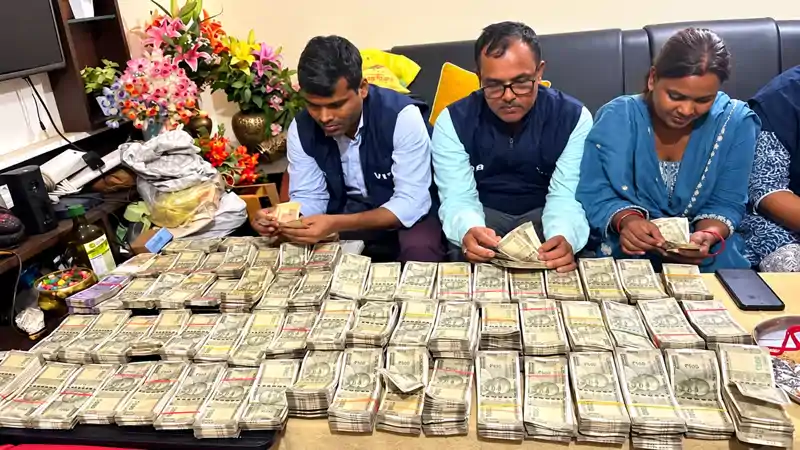 विजिलेंस की रेड, ADM दंपती के ठिकानों से नकदी-जेवर बरामद, पटना में भी बड़ी कार्रवाई... विजिलेंस की रेड, ADM दंपती के ठिकानों से नकदी-जेवर बरामद, पटना में भी बड़ी कार्रवाई...