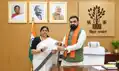 मंत्री लेसी सिंह ने एक माह का वेतन 'मुख्यमंत्री राहत कोष' में मुख्यमंत्री को सौंपा