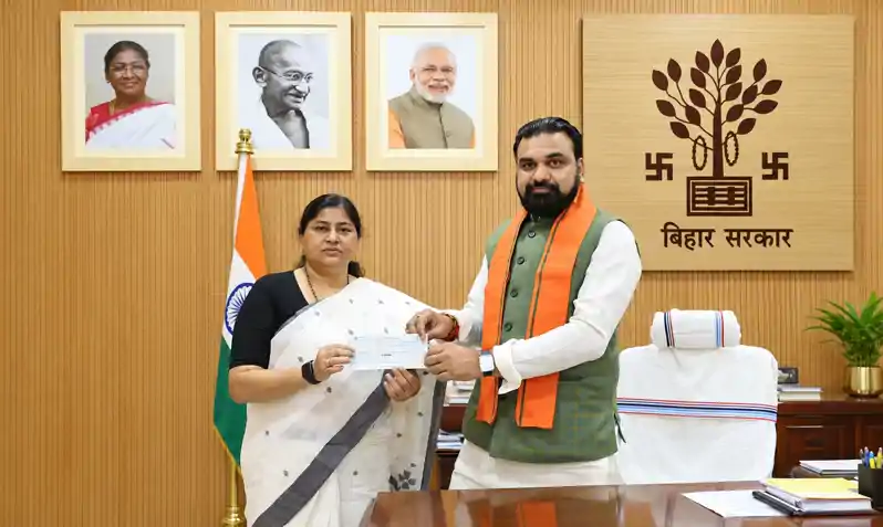 मंत्री लेसी सिंह ने एक माह का वेतन 'मुख्यमंत्री राहत कोष' में मुख्यमंत्री को सौंपा मंत्री लेसी सिंह ने एक माह का वेतन 'मुख्यमंत्री राहत कोष' में मुख्यमंत्री को सौंपा