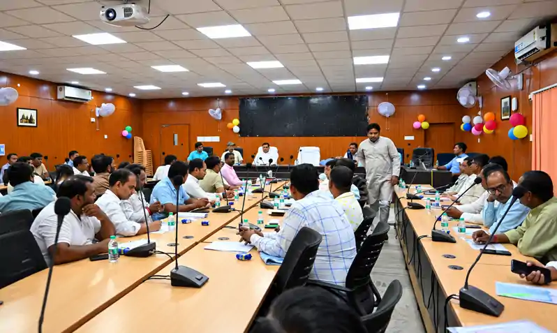 विदेश जाने वाले सावधान! समाहरणालय में हुई बैठक, सही प्रक्रिया व पोर्टल रजिस्ट्रेशन को लेकर दिए गए निर्देश विदेश जाने वाले सावधान! समाहरणालय में हुई बैठक, सही प्रक्रिया व पोर्टल रजिस्ट्रेशन को लेकर दिए गए निर्देश
