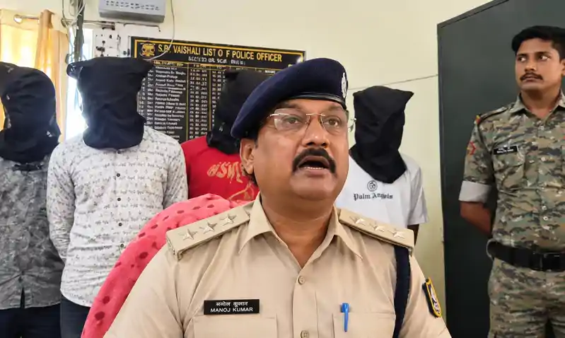 अपनों ने ही दिया धोखा! अंडा कारोबारी के चालक से लूटकांड में लाइनर समेत 6 गिरफ्तार, चाकू व नगदी बरामद अपनों ने ही दिया धोखा! अंडा कारोबारी के चालक से लूटकांड में लाइनर समेत 6 गिरफ्तार, चाकू व नगदी बरामद