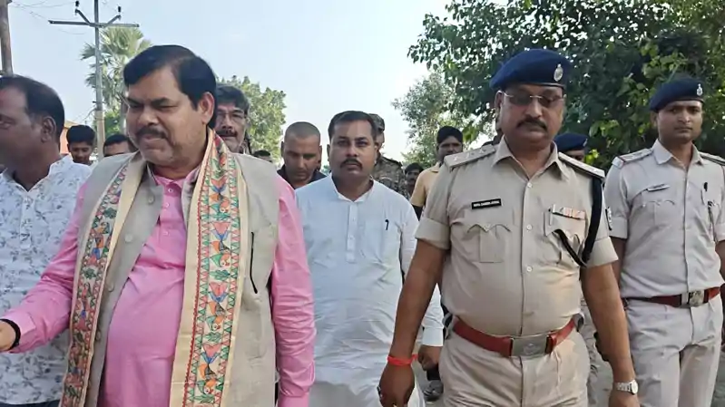 शिक्षा मंत्री ने बैकुंठपुर के बाढ़ प्रभावित इलाकों का किया दौरा, सामुदायिक रसोई और राहत कार्यों का लिया जायजा शिक्षा मंत्री ने बैकुंठपुर के बाढ़ प्रभावित इलाकों का किया दौरा, सामुदायिक रसोई और राहत कार्यों का लिया जायजा