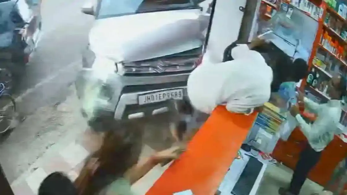 रांची : तिरिल बस्ती में अनियंत्रित कार मेडिकल स्टोर में घुसी, सीसीटीवी में कैद खौफनाक मंजर