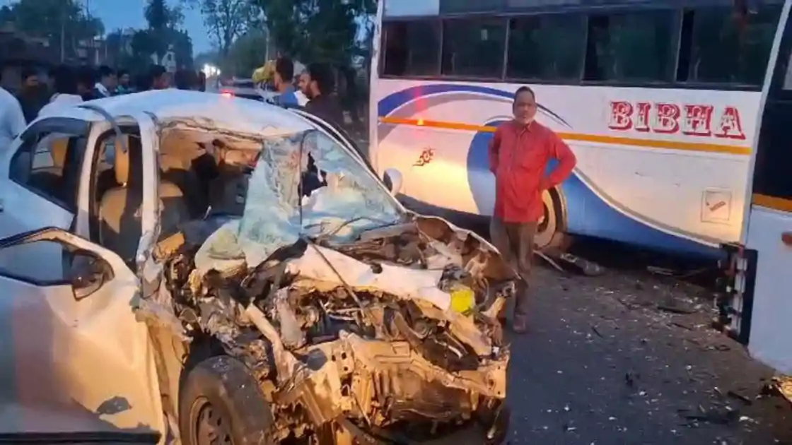 गिरिडीह में भीषण सड़क हादसा; बस-कार की टक्कर में दो की मौ*त, पांच घायल