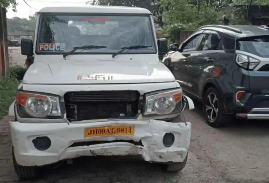 बोकारो में कार और पुलिस गश्ती वाहन की टक्कर; चार घायल, तीन की हालत नाजुक