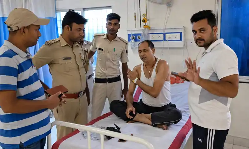 ड्यूटी पर जा रहे तीन पुलिस जवानों के ऊपर गिरा मधुमक्खियों का छत्ता, एक गंभीर ड्यूटी पर जा रहे तीन पुलिस जवानों के ऊपर गिरा मधुमक्खियों का छत्ता, एक गंभीर
