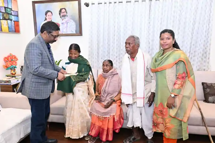 आदिवासी समाज की होनहार बेटी को मिला राज्य का संबल, सीएम हेमंत ने सविता कच्छप को किया सम्मानित