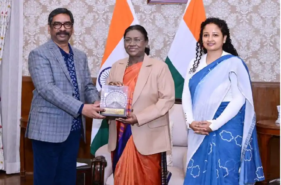 लोकभवन में राष्ट्रपति से मिले CM हेमंत और विधायक कल्पना सोरेन