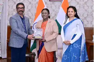 लोकभवन में राष्ट्रपति से मिले CM हेमंत और विधायक कल्पना सोरेन