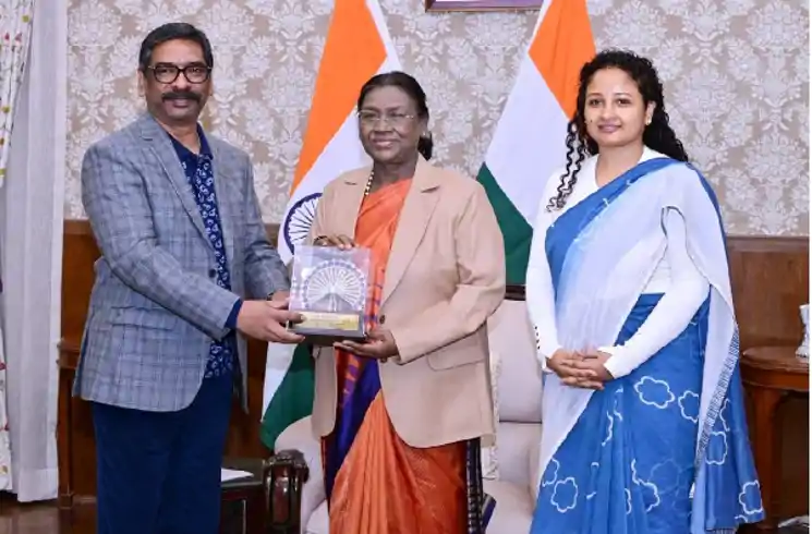 लोकभवन में राष्ट्रपति से मिले CM हेमंत और विधायक कल्पना सोरेन