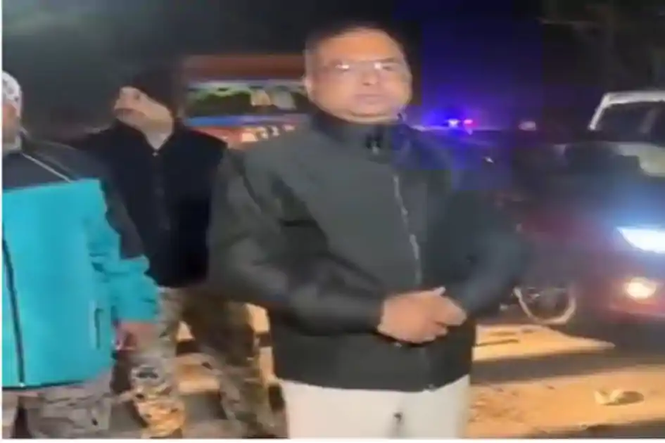 गिरिडीह में देर रात सड़क पर उतरे एसपी, सुरक्षा समीक्षा के साथ बांटे कंबल