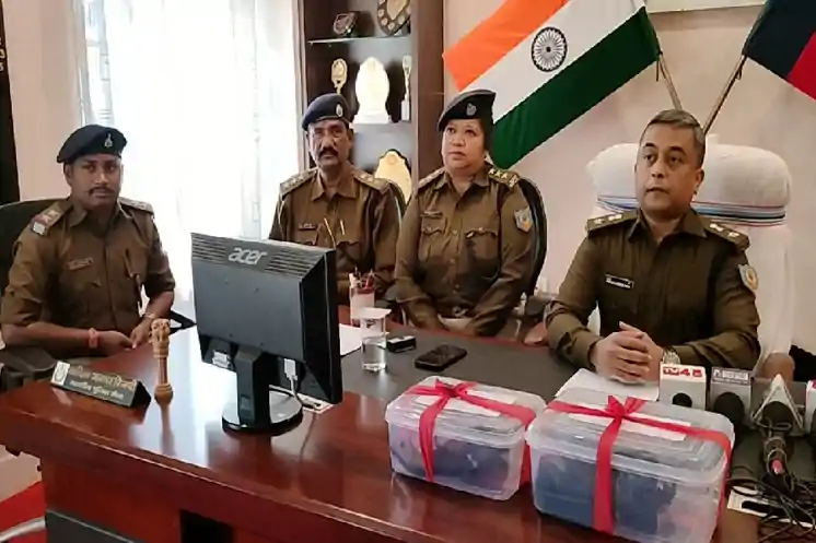 लोहरदगा में 3 नाबालिग हथि*यार के साथ गिरफ्तार, कैरो लूटकांड में थे संलिप्त 