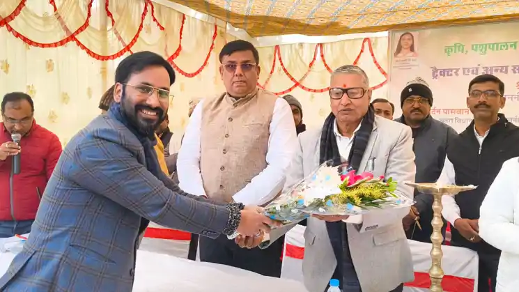 मुख्यमंत्री ट्रैक्टर योजना से किसानों को मिला संबल, चतरा में सांसद कालीचरण सिंह ने बांटे कृषि यंत्र