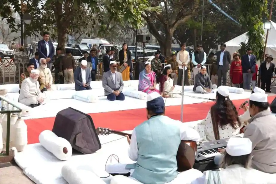 बापू वाटिका में राष्ट्रपिता को दी गयी श्रद्धांजलि; मुख्यमंत्री, राज्यपाल और मंत्री ने बापू को किया नमन