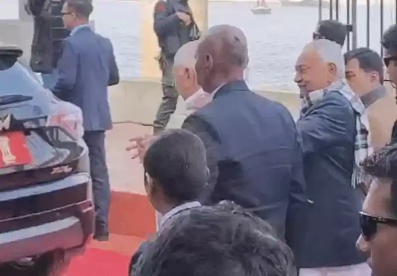 राज्यपाल के कंधे पर हाथ रखकर चलने लगे नीतीश, मुख्यमंत्री ने कुर्सी पर बैठने का किया इशारा Nitish Kumar