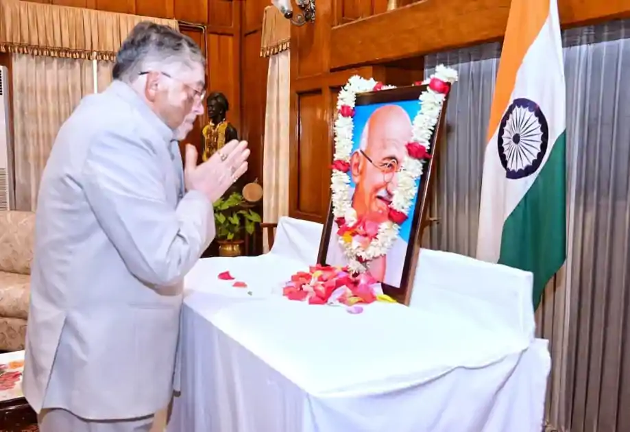 महात्मा गांधी की पुण्यतिथि पर राजभवन में श्रद्धांजलि समारोह, सत्य और अहिंसा के मूल्यों को किया गया नमन