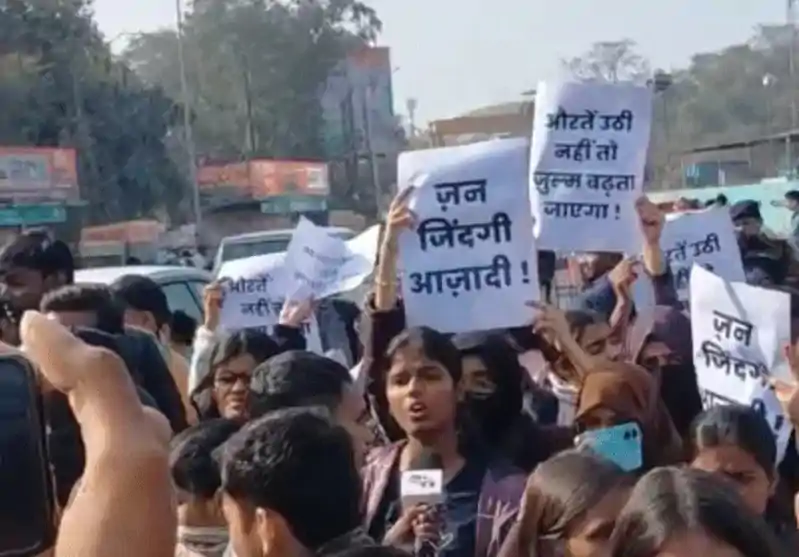 पटना यूनिवर्सिटी छात्राओं का पैदल मार्च
