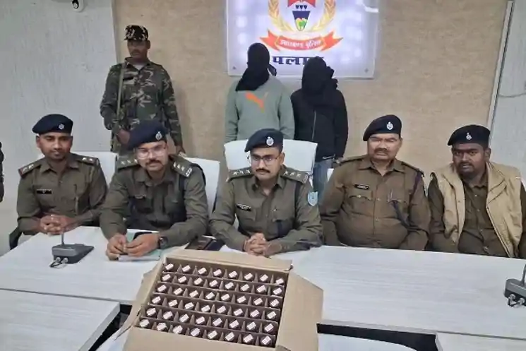 पलामू : झारखंड से बिहार भेजी जा रही थी शराब की बड़ी खेप, 150 कार्टन माल के साथ दो धराये