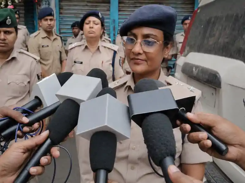 बांकीपुर उपचुनाव वोटिंग के बीच बड़ा एक्शन, बूथ के पास शराब तस्कर गिरफ्तार, पहुंचीं SP, लाखों कैश भी... बांकीपुर उपचुनाव वोटिंग के बीच बड़ा एक्शन, बूथ के पास शराब तस्कर गिरफ्तार, पहुंचीं SP, लाखों कैश भी...