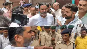 बांकीपुर उपचुनाव: EVM बदलने पर बवाल, पहुंचे प्रशांत किशोर, PK की SP से बहस बांकीपुर उपचुनाव: EVM बदलने पर बवाल, पहुंचे प्रशांत किशोर, PK की SP से बहस