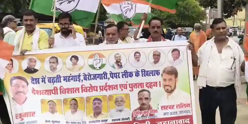 मुद्दों को लेकर सडक पर उतरी कांग्रेस, केंद्र सरकार का किया पुतला दहन मुद्दों को लेकर सडक पर उतरी कांग्रेस, केंद्र सरकार का किया पुतला दहन