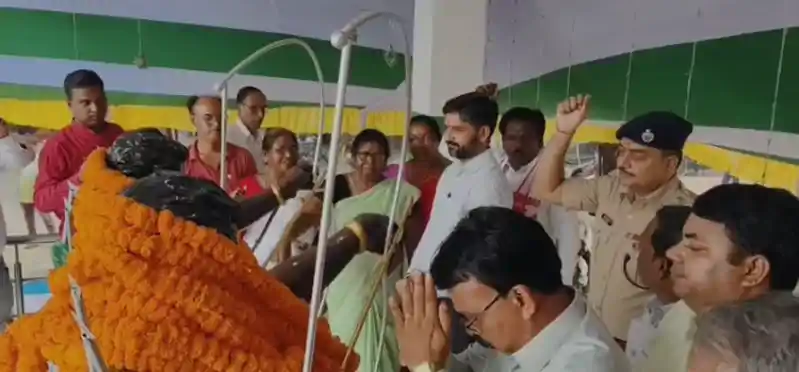 हूल दिवस पर सिद्धू-कान्हू को श्रद्धांजलि, डीसी-एसपी ने कहा, वीर शहीदों के आदर्श अपनाएं हूल दिवस पर सिद्धू-कान्हू को श्रद्धांजलि, डीसी-एसपी ने कहा, वीर शहीदों के आदर्श अपनाएं