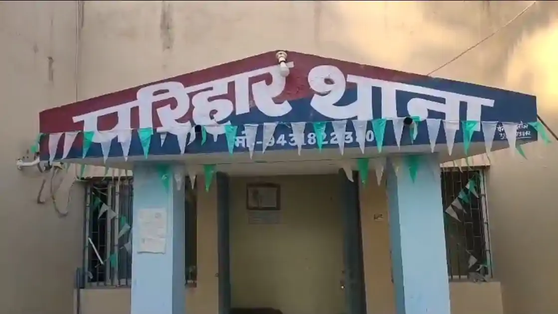 हाजत के शौचालय की खिडकी तोड फरार हुआ ईनामी कुख्यात, पुलिस कर रही लगातार छापेमारी