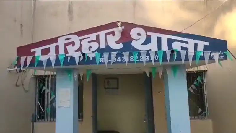 हाजत के शौचालय की खिडकी तोड फरार हुआ ईनामी कुख्यात, पुलिस कर रही लगातार छापेमारी हाजत के शौचालय की खिडकी तोड फरार हुआ ईनामी कुख्यात, पुलिस कर रही लगातार छापेमारी