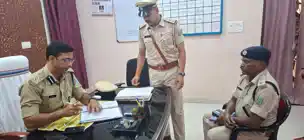पुलिस उप-महानिरीक्षक ने किया थाने का निरीक्षण, देखी फाइलें, दिए निर्देश