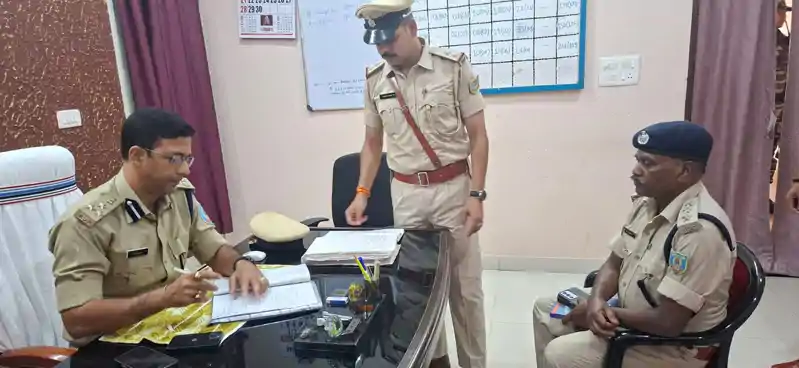 पुलिस उप-महानिरीक्षक ने किया थाने का निरीक्षण, देखी फाइलें, दिए निर्देश पुलिस उप-महानिरीक्षक ने किया थाने का निरीक्षण, देखी फाइलें, दिए निर्देश