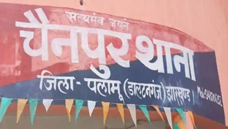 जंगल में अधजली स्थिति में मिला युवती का शव, पास में शराब की बोतल बरामद
