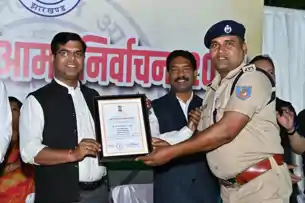 लोहरदगा में प्रशासनिक दक्षता का प्रदर्शन, कर्मियों को मिला सम्मान