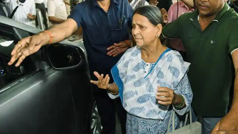 NDA सरकार ने लोक-लाज की सारी सीमाएं पार कर दीं, राबड़ी देवी को आवास खाली करने के नोटिस पर RJD का बड़ा हमला NDA सरकार ने लोक-लाज की सारी सीमाएं पार कर दीं, राबड़ी देवी को आवास खाली करने के नोटिस पर RJD का बड़ा हमला