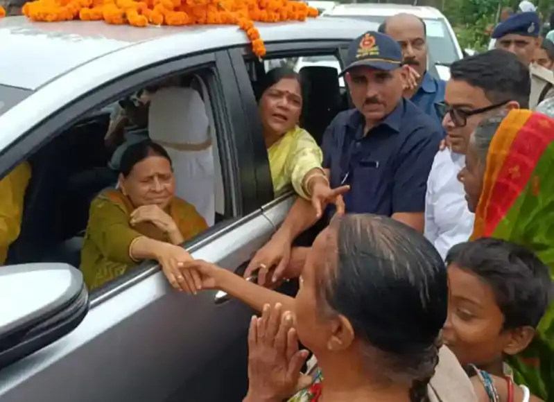 राबड़ी देवी के पास पहुंची तेजस्वी की शिकायत, बुजुर्ग बोला- आप लोग राघोपुर के साथ सौतेला व्यवहार करते हैं Rabdi devi
