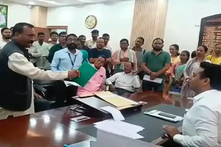 चाईबासा : लाठीचार्ज मामले में पूर्व CM मधु कोड़ा का सख्त रुख, डीसी को दे डाली चेतावनी 