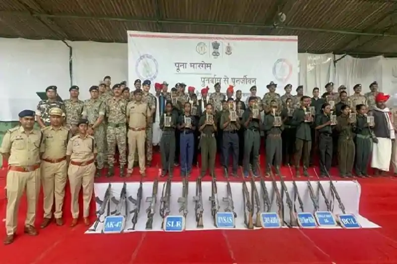पुलिस की समर्पण नीति को मिली बड़ी सफलता, उत्तर बस्तर में 21 नक्सलियों ने किया सरेंडर पुलिस की समर्पण नीति को मिली बड़ी सफलता, उत्तर बस्तर में 21 नक्सलियों ने किया सरेंडर