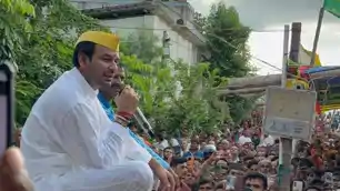 चुनावी सभा करने पहुंचे तेजप्रताप यादव की फजीहत, RJD समर्थकों ने खदेड़ा, तेजस्वी जिंदाबाद के नारे लगाए 