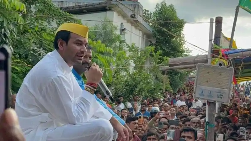 चुनावी सभा करने पहुंचे तेजप्रताप यादव की फजीहत, RJD समर्थकों ने खदेड़ा, तेजस्वी जिंदाबाद के नारे लगाए Tej Pratap